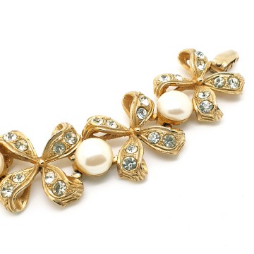 Goldtone bracelet with bow links, faux pearl links and clear rhinestones - Bliinkt