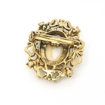 Goldtone brooch with bows and Fragonard courting couple - Bliinkt