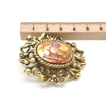 Goldtone brooch with bows and Fragonard courting couple - Bliinkt