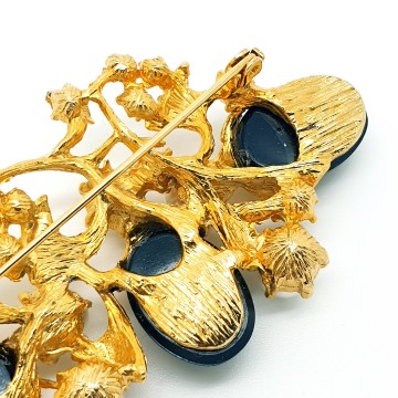 Goldtone brooch with faux pearls and black cabochons - Bliinkt