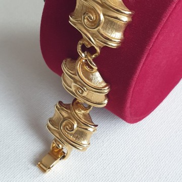 Goldtone bracelet with brushed links