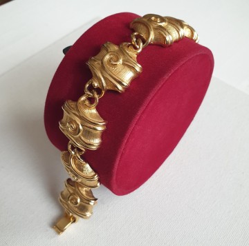 Goldtone bracelet with brushed links