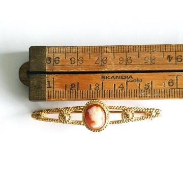 Goldtone cameo bar brooch - Bliinkt