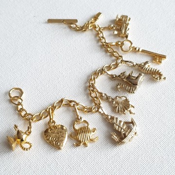 Goudkleurige bedelarmband met tien bedeltjes en T-sluiting