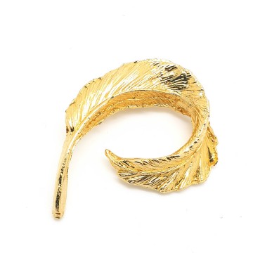 Goldtone curled feather brooch - Bliinkt