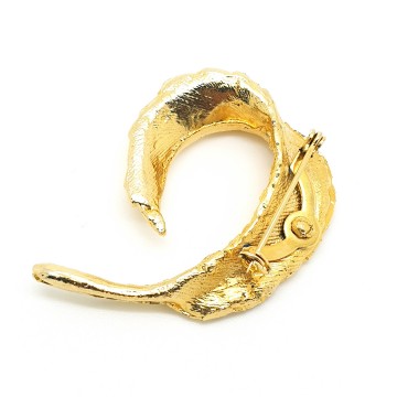 Goldtone curled feather brooch - Bliinkt