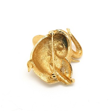 Small goldtone elephant brooch with enamelled tusk, tongue and toes - Bliinkt