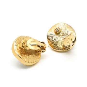 Goldtone faux pearl earrings with undulating edge encrusted with clear rhinestones - Bliinkt