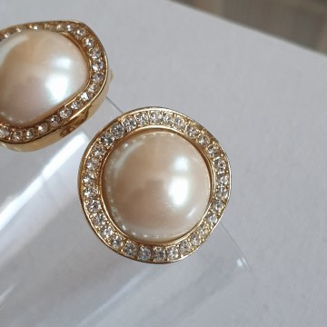 Goldtone faux pearl earrings with undulating edge encrusted with clear rhinestones - Bliinkt
