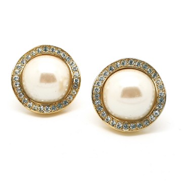 Goldtone faux pearl earrings with undulating edge encrusted with clear rhinestones - Bliinkt