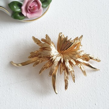 Goldtone flower brooch 60s/70s