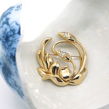 Goldtone flower brooch with clear rhinestones back - Bliinkt
