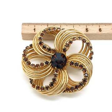 Goldtone flower shaped wire brooch with brown rhinestones - Bliinkt