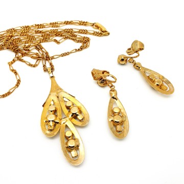 Goldtone hammered metal necklace and earrings with strass from the 60s 70s