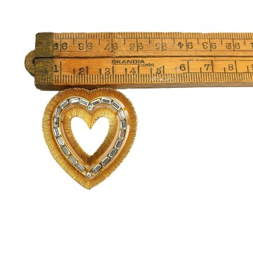 Goldtone heart shaped brooch with clear baguette rhinestones - Bliinkt