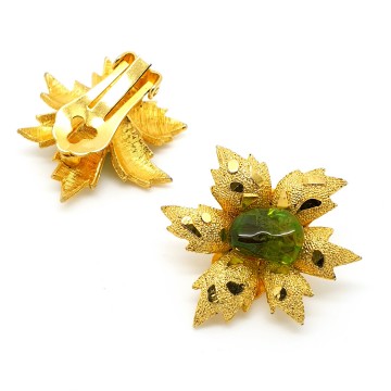 Goudkleurige blaadjesoorbellen met peridotkleurige steen