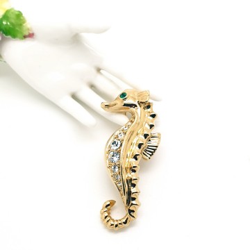 Goldtone little seahorse brooch with rhinestones - Bliinkt