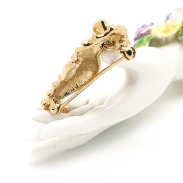 Goldtone little seahorse brooch with rhinestones - Bliinkt