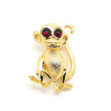 Goldtone monkey brooch with red glass eyes - Bliinkt