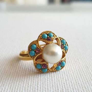 Goudkleurige ring met turquoise kraaltjes en amethistkleurige strass en een faux parel