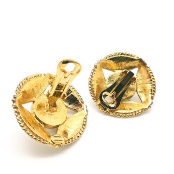 Goldtone round 80s earrings with faux center pearl surrounded by dark yellow enamelled - Bliinkt