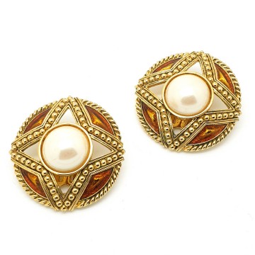 Goldtone round 80s earrings with faux center pearl surrounded by dark yellow enamelled - Bliinkt