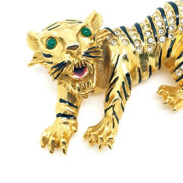 Goldtone tiger brooch with rhinestones and green eyes - Bliinkt