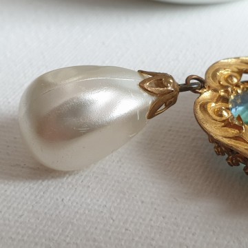 Goldtone brooch with blue stone and faux pearl