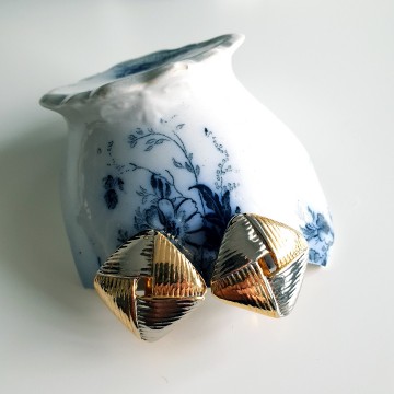 Duotone ribbed square earrings - Bliinkt