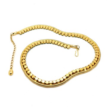 Goudkleurige 50's slangenketting met mosgroene strass achterkant