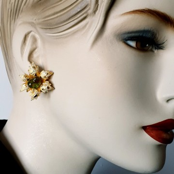 Goudkleurige blaadjesoorbellen met peridotkleurige steen
