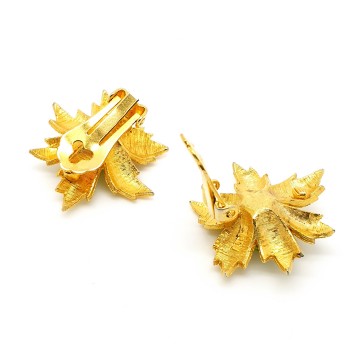 Goudkleurige blaadjesoorbellen met peridotkleurige steen