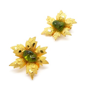 Goudkleurige blaadjesoorbellen met peridotkleurige steen