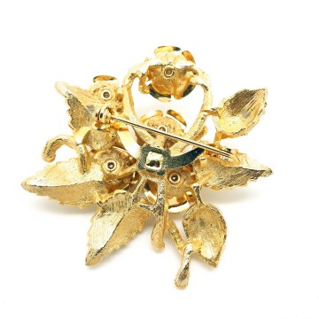 Brushed goldtone flower brooch with roses with faux pearl center - Bliinkt