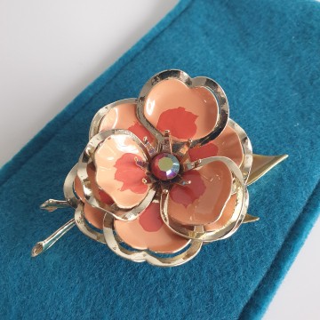 Goldtone flower brooch with salmon enamelled leaves and ab rhinestone - Bliinkt