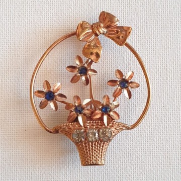 Goldtone flower basquet brooch with royal blue and clear rhinestones 40s - Bliinkt