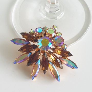 Fan shaped brooch with aurora borealis and brown rhinestones - Bliinkt