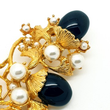 Goldtone brooch with faux pearls and black cabochons - Bliinkt