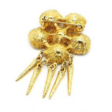 Goudkleurige 'dangle'-broche met koraalrode steentjes achterzijde