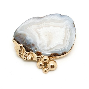 Broche met witte natuursteen