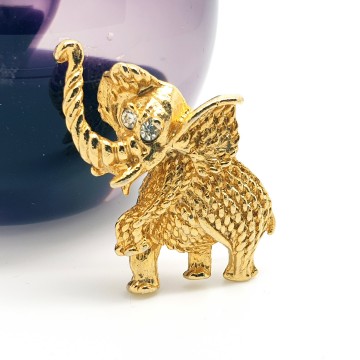 Goldtone elephant brooch with rhinestone eyes - Bliinkt