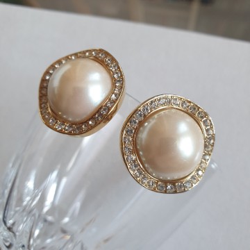 Goldtone faux pearl earrings with undulating edge encrusted with clear rhinestones - Bliinkt