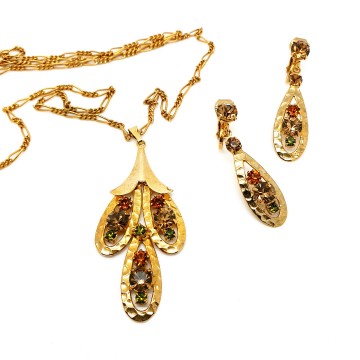 Goudkleurige ketting en oorbellen met strass van gehamerd metaal uit de 60's 70's