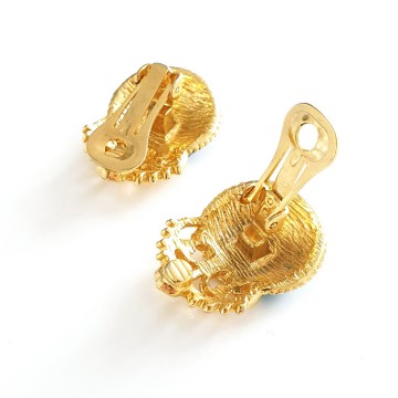 Goudkleurige oorbellen met gewolkt zeeblauw emaille