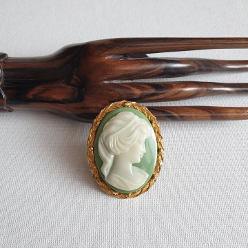 Goudkleurige ovale broche met groene cameo