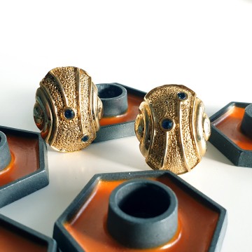 Goldtone oval earrings with blue rhinestones - Bliinkt