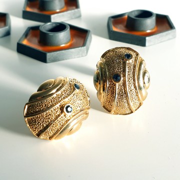 Goldtone oval earrings with blue rhinestones - Bliinkt