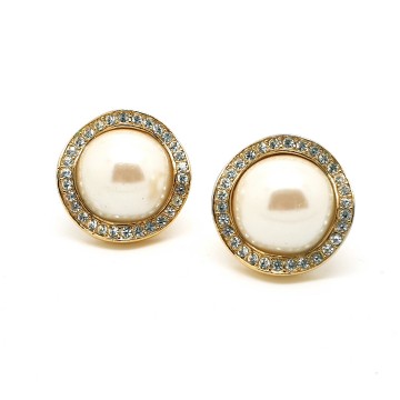 Goldtone faux pearl earrings with undulating edge encrusted with clear rhinestones - Bliinkt
