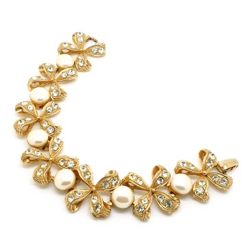 Goldtone bracelet with bow links, faux pearl links and clear rhinestones - Bliinkt