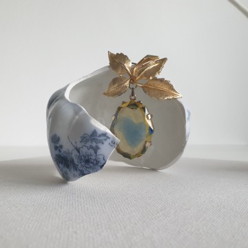 Goldtone bow brooch with blue and yellow givre faceted glass pendant - Bliinkt